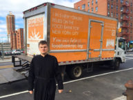 Ко Дню благодарения Бруклинский собор передал продукты питания для бедных и бездомных жителей Нью-Йорка